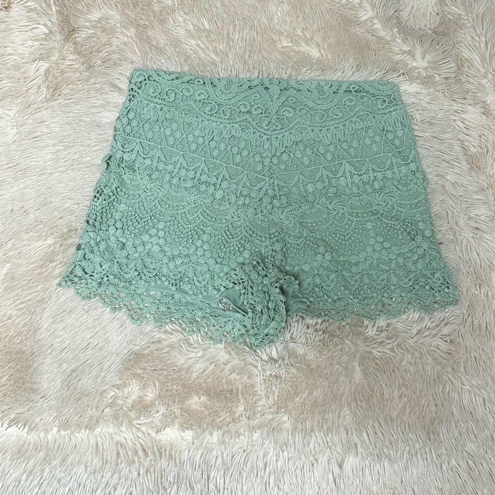 NWOT- Lace shorts - Kimchi Blue *NEVER WORN*